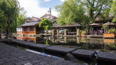 《神隐》王安宇:与赵露思拍大片亲昵胜情侣